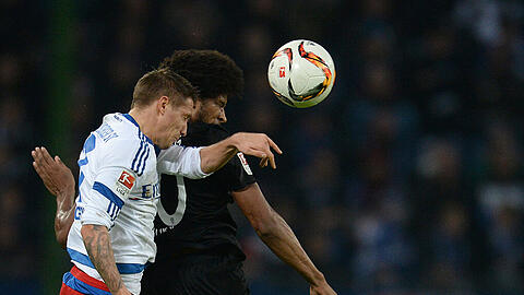 Hamburgs Ivo Ilicevic (l) und Augsburgs Caiuby kämpfen um den Ball.  Der FCA gewinnt beim HSV und feiert ein "sensationelles Jahr".