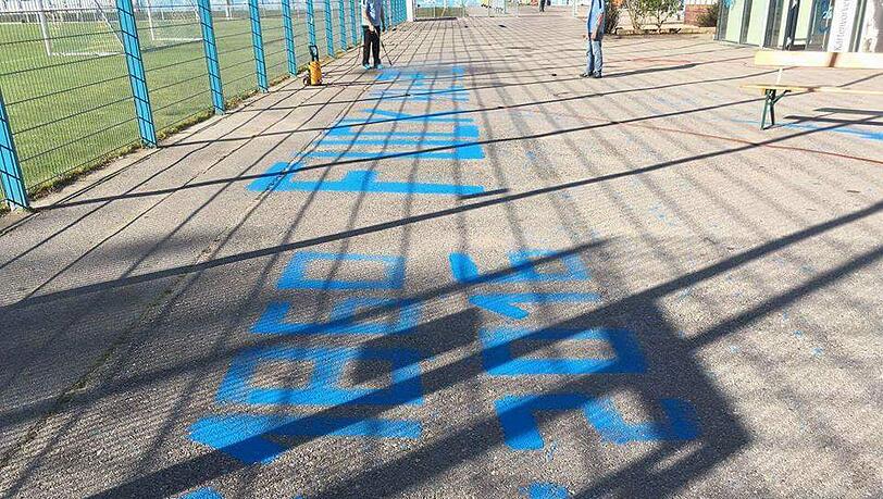 Auf dem Asphalt steht in großen blauen Lettern: "*1860, †2016". Auf dem Asphalt steht in großen blauen Lettern: "*1860, †2016".