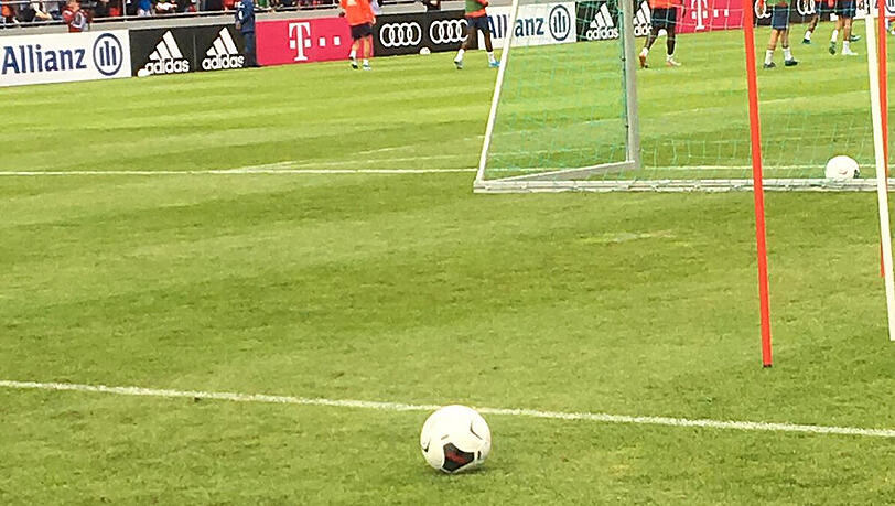 Vorbereitung im Detail: Mit diesen Bällen spielen die Bayern am Montag im DFB-Pokal beim Regionalligisten Energie Cottbus. Vorbereitung im Detail: Mit diesen Bällen spielen die Bayern am Montag im DFB-Pokal beim Regionalligisten Energie Cottbus.