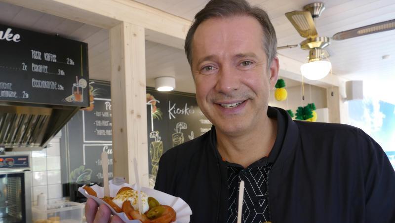 Sterne-Koch Alexander Herrmann steht mit Pommesschalen im einem Freibadkiosk. Foto: Gert-Dieter Meier/AHa-Effekt Sterne-Koch Alexander Herrmann steht mit Pommesschalen im einem Freibadkiosk. Foto: Gert-Dieter Meier/AHa-Effekt