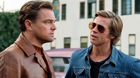 Leonardo DiCaprio alias Rick Dalton (l.) und Brad Pitt alias Cliff Booth.