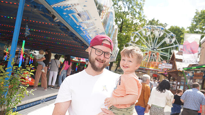 Martin Krause (36) mit Sohn Emil (18 Monate) auf der Dult.
