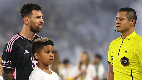 Lionel Messi kam in Los Angeles in Begleitung von Kim Kardashians Sohn Saint auf das Spielfeld.
