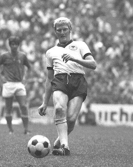 Der Ex-Nationalspieler Karl Heinz Schnellinger ist im Alter von 85 Jahren gestorben.