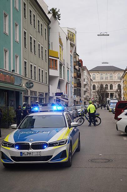 Einsatzkräfte der Polizei am Unfallort in der Amalienstraße. Einsatzkräfte der Polizei am Unfallort in der Amalienstraße.