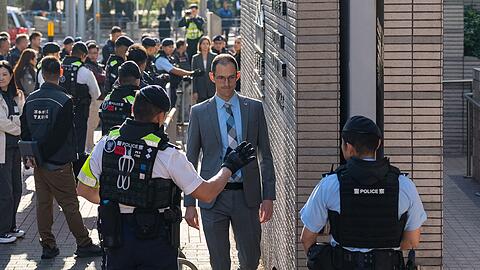Auch ausl&auml;ndische Diplomaten kamen zur Verk&uuml;ndung des Urteils.