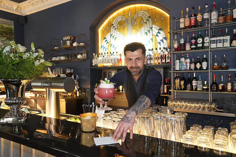 Barmann Ibo Saleh serviert Cocktails - und dazu ganz viel gute Laune.