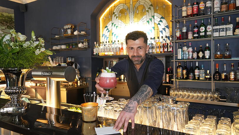 Barmann Ibo Saleh serviert Cocktails - und dazu ganz viel gute Laune.