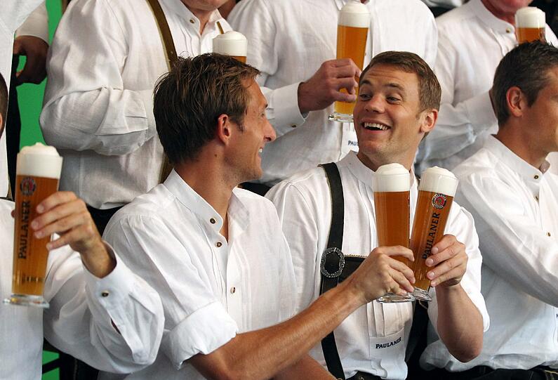 Auch in der Krachledernen macht der Schalker Junge Manuel Neuer (r.) gute Figur.