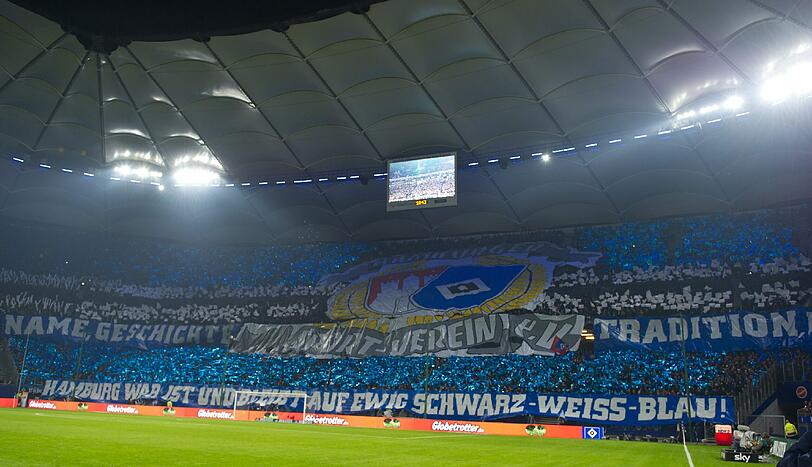 "Hamburg meine Perle" - Die Fankurve des HSV.