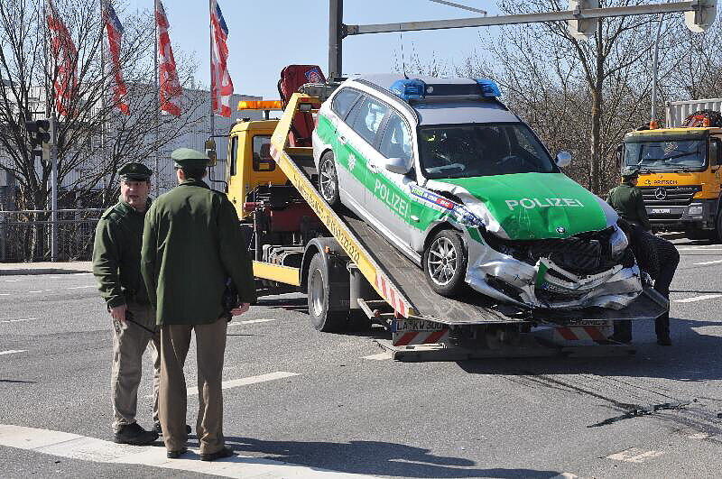 Unfall in Landshut: Auf der Konrad-Adenauerstr. /Ecke Alte Regensburgerstraße kam es zu einem Crash. Auch ein Polizewagen war beteiligt. Die Bilder.