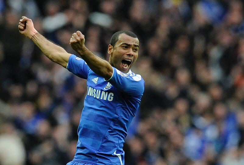Ashley Cole ist bei Chelsea auf der linken Abwehrseite gesetzt.
