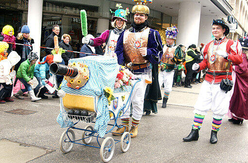 Um 13.13 Uhr ging's los und die Damischen Ritter zogen durch die Innenstadt. Sehen Sie hier die Bilder.
