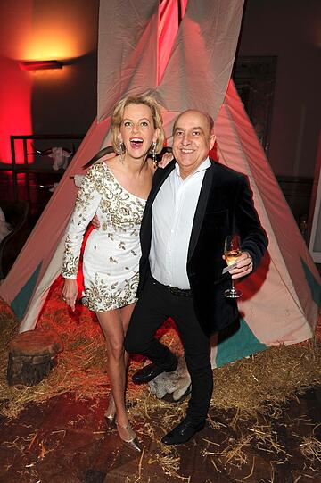 Dr. Axel Munz und Astrid Söll. Promis feiern die DressWestern Party zum Opening des Dresscoded Pop Up Store im Ingolstadt Village im Rilano No. 6 in München. Die Bilder.