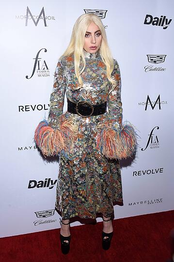 Lady Gaga gewohnt gaga gekleidet
