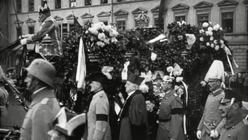 Letztes Geleit: Kronprinz Rupprecht (2. v. r.) neben der Trauerkutsche.
