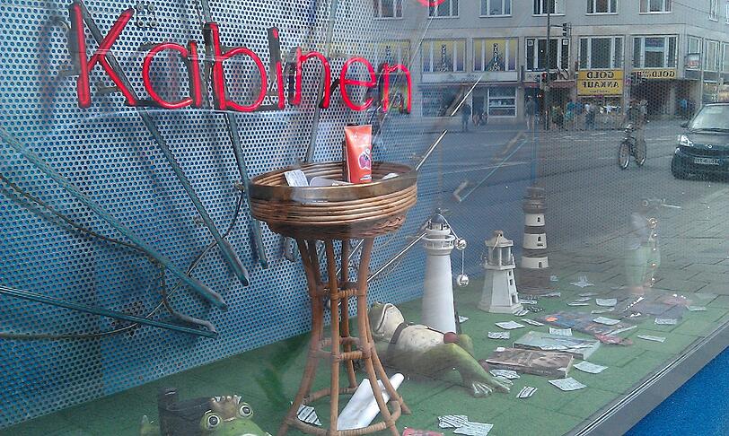 Freundliche Frösche statt Frivolem: Das Schaufenster eines Erotikshops in der Dachauer Straße wirkt eher bizarr.