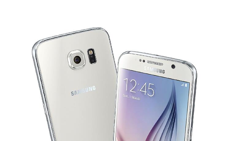 Das Samsung Galaxy S6 hat sich optisch im Vergleich zum Vorgänger kaum verändert. Statt eines Platikdeckels ist jetzt auf der Rückseite aber eine Glasscheibe verbaut.