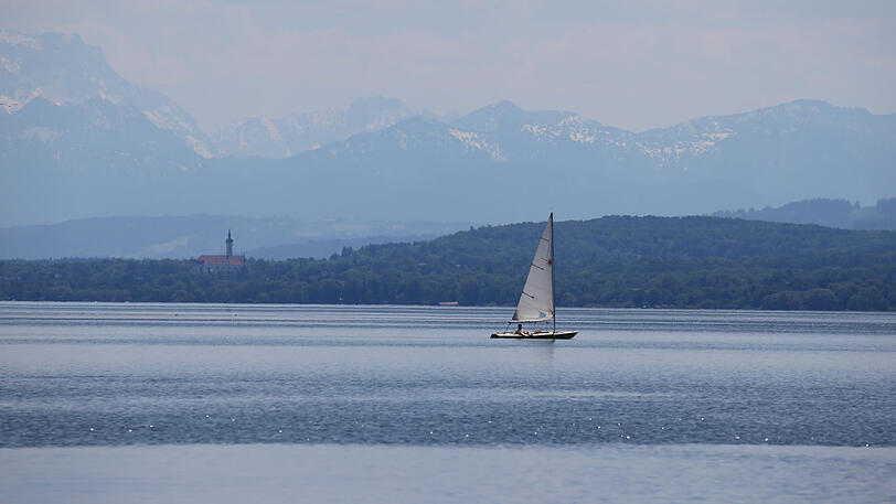 Der Mann hatte nicht mehr genügend Kraft, um zurück ins Boot zu gelangen. (Symbolbild)