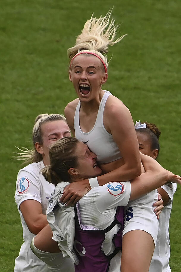 Was Männer können, dürfen Frauen gleich gar: Der Trikot-aus-Jubel von Chloe Kelly nach ihrem Siegtor zum 2:1-Sieg Englands im EM-Finale. Was Männer können, dürfen Frauen gleich gar: Der Trikot-aus-Jubel von Chloe Kelly nach ihrem Siegtor zum 2:1-Sieg Englands im EM-Finale.