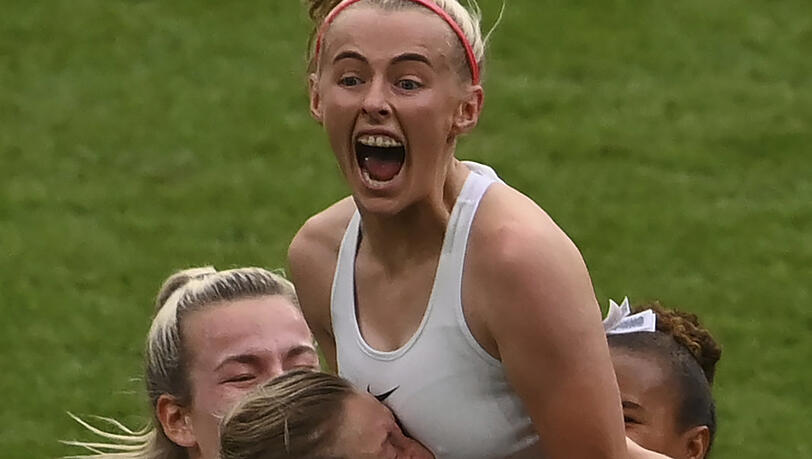 Was Männer können, dürfen Frauen gleich gar: Der Trikot-aus-Jubel von Chloe Kelly nach ihrem Siegtor zum 2:1-Sieg Englands im EM-Finale. Was Männer können, dürfen Frauen gleich gar: Der Trikot-aus-Jubel von Chloe Kelly nach ihrem Siegtor zum 2:1-Sieg Englands im EM-Finale.