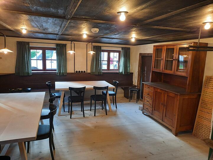 Den Gemeinschaftsraum in der ehemaligen Bauernstube soll in Zukunftjeder anmieten können.