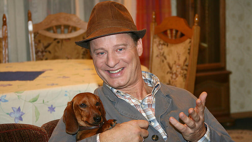 Tom Gerhardt alias Hausmeister Krause mit Dackel, bei den Dreharbeiten zu "Hausmeister Krause". Tom Gerhardt alias Hausmeister Krause mit Dackel, bei den Dreharbeiten zu "Hausmeister Krause".
