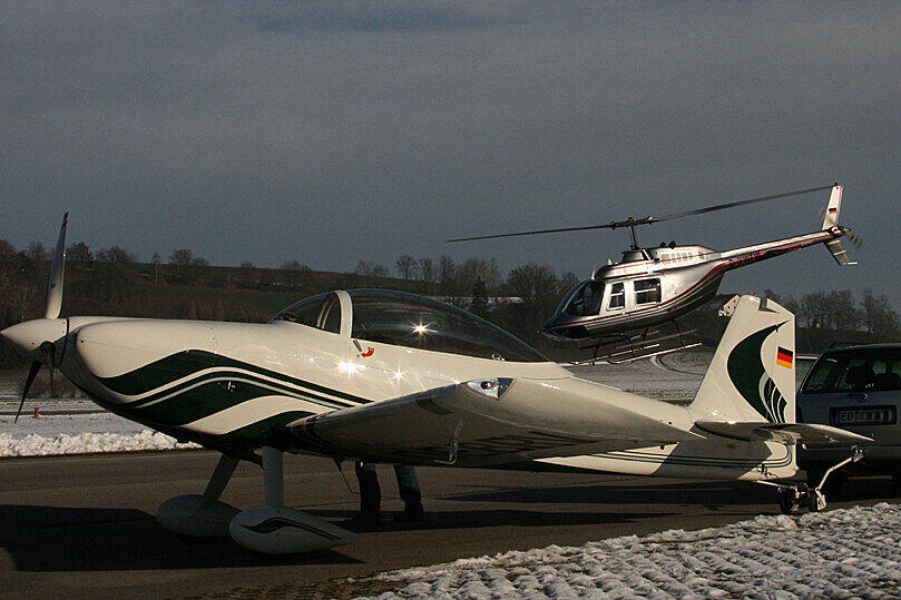 Mitglieder des Fliegerfreunde Mühldorf richten ihre Flugzeuge zu einer erneuten Suchaktion her.