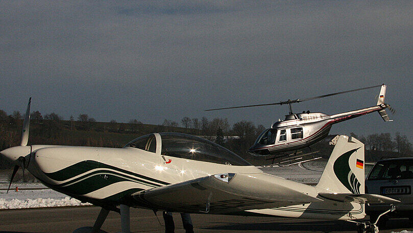 Mitglieder des Fliegerfreunde Mühldorf richten ihre Flugzeuge zu einer erneuten Suchaktion her. Mitglieder des Fliegerfreunde Mühldorf richten ihre Flugzeuge zu einer erneuten Suchaktion her.
