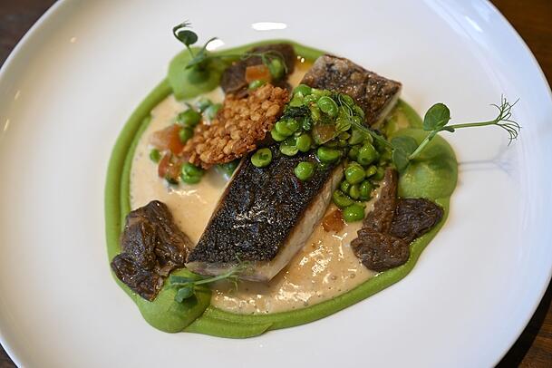 Adlerfisch mit Nussbutter-Espuma, Brunnenkresse, Morcheln und einem Walnuss-Crunch. Dazu Erbsenpüree und ein Salat aus geschälten Erbsen. Adlerfisch mit Nussbutter-Espuma, Brunnenkresse, Morcheln und einem Walnuss-Crunch. Dazu Erbsenpüree und ein Salat aus geschälten Erbsen.