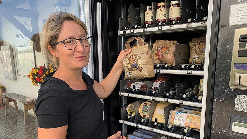 Bei Maria Eberl vom Wiesheu Hof in Johanneskirchen gibt es Kartoffeln, Eier, Fleisch und Gemüse. Auf dem Hof steht auch ein Automat. Bei Maria Eberl vom Wiesheu Hof in Johanneskirchen gibt es Kartoffeln, Eier, Fleisch und Gemüse. Auf dem Hof steht auch ein Automat.
