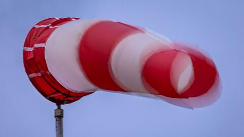In der zweiten Nachthälfte bis zum Morgen wird es nach Einschätzung des Deutschen Wetterdienstes (DWD) vor allem an der Nordseeküste stürmisch.