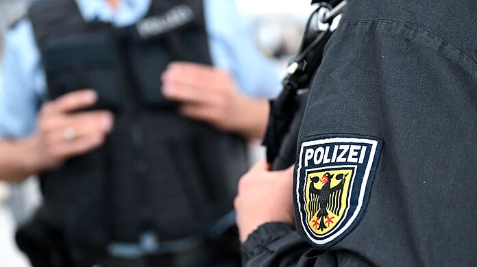 Die Bundespolizei ermittelt jetzt gegen den Mann. (Symbolbild)