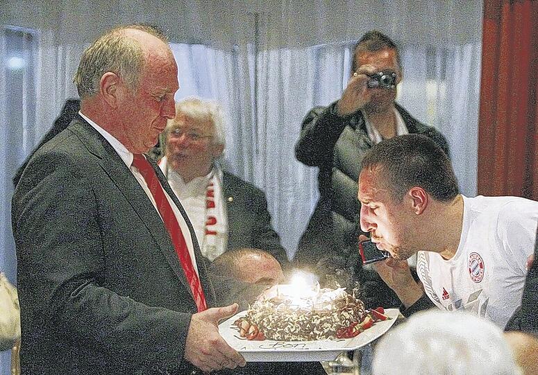 Eine Torte zum Geburtstag überreichte Uli Hoeneß Franck Ribéry nach dem Spiel in Manchester.