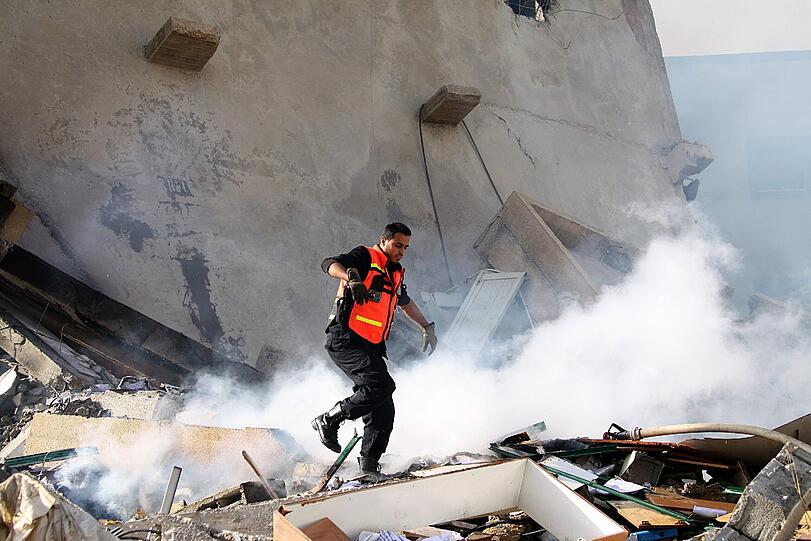 Ein Verwaltungsgebäude der Hamas im Gaza-Streifen liegt nach einem israelischen Luftangriff in Schutt und Asche.