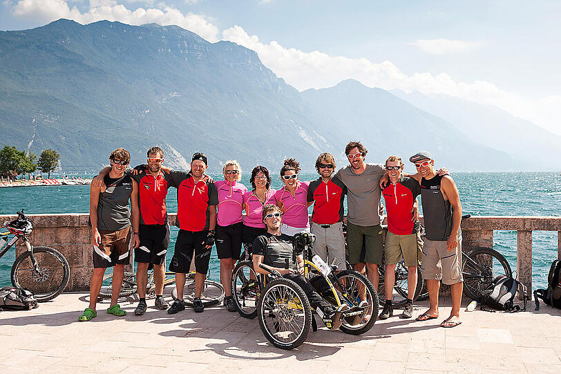 Ankunft in Riva del Garda: 12000 Höhenmeter und 480 Kilometer in neun Tagen hat die Crew hinter sich.