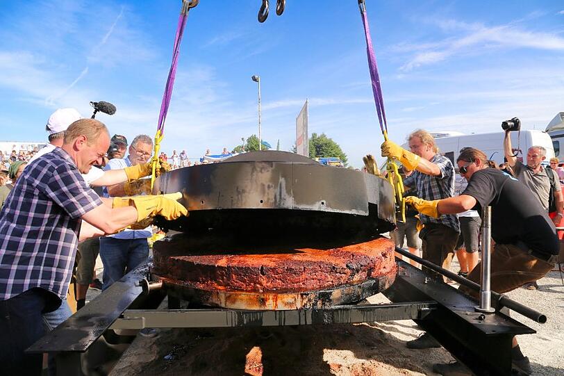 In Pilsting wurde am Sonntag der größte Hamburger der Welt gebraten. Die Bilder von dem Weltrekordversuch.