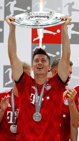 Bundesliga-Torschützenkönig Robert Lewandowski mit der Meisterschale.