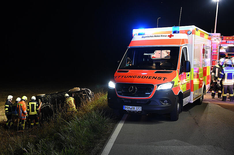 Die Feuerwehr mussten den betrunkenen Autofahrer aus seinem Mercedes befreien.