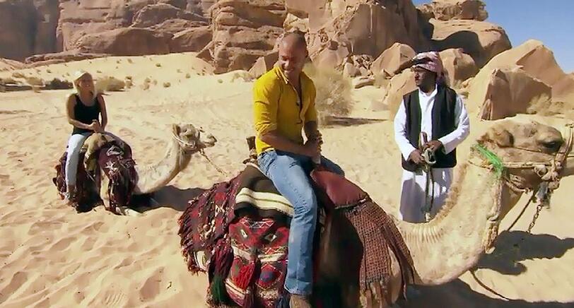 Susi und Christian erleben in Jordanien ein abenteuerliches Date mit Kamelen.