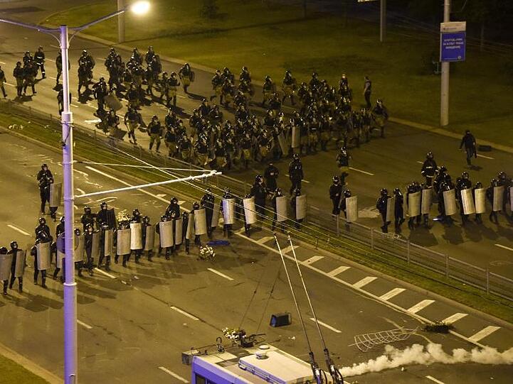 Die Polizei blockiert einen Platz in Minsk.