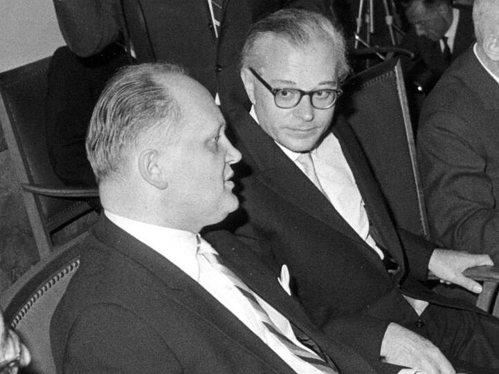 Der damalige Bundesjustizminister Wolfgang Stammberger (l.) bei der Amtseinführung von Wolfgang Fränkel als Generalbundesanwalt am 30. März 1962.