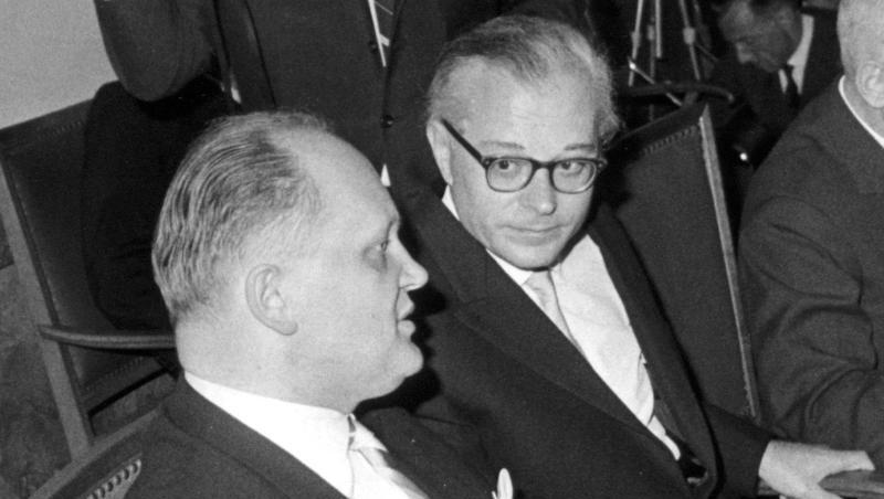 Der damalige Bundesjustizminister Wolfgang Stammberger (l.) bei der Amtseinführung von Wolfgang Fränkel als Generalbundesanwalt am 30. März 1962. Der damalige Bundesjustizminister Wolfgang Stammberger (l.) bei der Amtseinführung von Wolfgang Fränkel als Generalbundesanwalt am 30. März 1962.