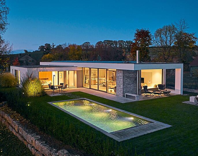 Im Garten befindet sich ein beheizter Pool. Insgesamt hat das Haus fünf Terrassen rundherum.