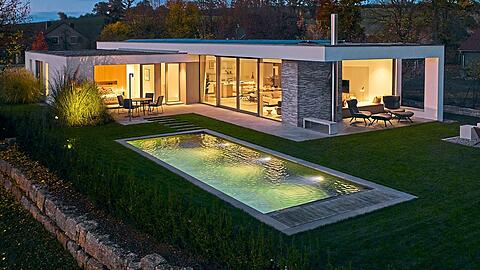 Im Garten befindet sich ein beheizter Pool. Insgesamt hat das Haus fünf Terrassen rundherum.