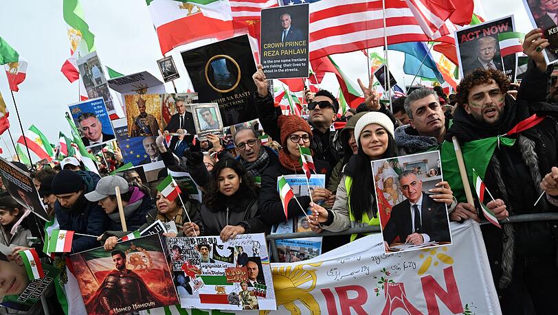 Rund 250.000 Menschen demonstrierten in München gegen die politische Führung im Iran. Rund 250.000 Menschen demonstrierten in München gegen die politische Führung im Iran.