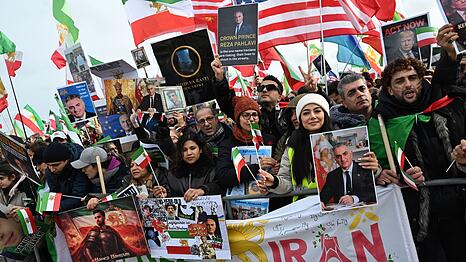 Rund 250.000 Menschen demonstrierten in M&uuml;nchen gegen die politische F&uuml;hrung im Iran.