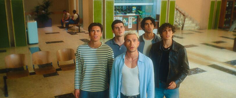 Die Freunde Jonas (Tim Schäcker), Chris (Luis Freitag), Matteo (Julien Brown), Ben (Jacob Rott) und Oliver (Bene Schulz) verschlägt es in "Back to the 90s" zurück ins Jahr 1995. Finden sie einen Weg zurück in die Zukunft? Die Freunde Jonas (Tim Schäcker), Chris (Luis Freitag), Matteo (Julien Brown), Ben (Jacob Rott) und Oliver (Bene Schulz) verschlägt es in "Back to the 90s" zurück ins Jahr 1995. Finden sie einen Weg zurück in die Zukunft?