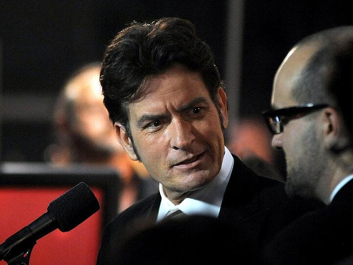 Bekam Charlie Sheen Einflüsterungen von seinen TV-Bossen?