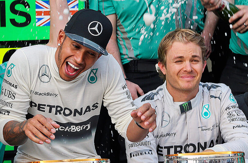 Freude bei Mercedes. Doch schon wieder hatte Lewis Hamilton die Nase vorn - Nico Rosberg ist nicht zufrieden.